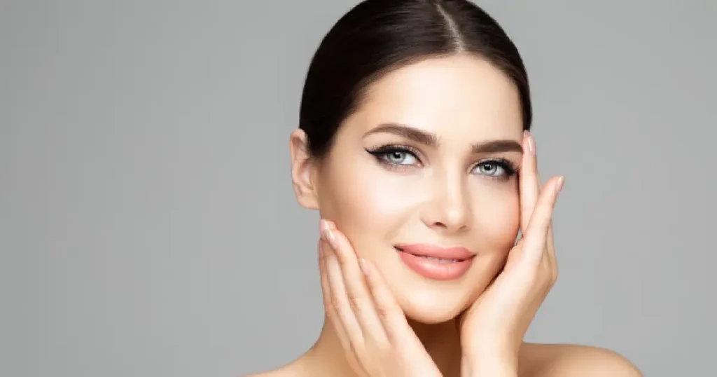 Smiling woman with clear, healthy skin, representing the results of choosing the right aesthetic treatment for her skin type.